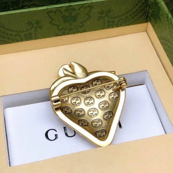 GG Strawberry Brooch 🍓 - Picture 3 of 14